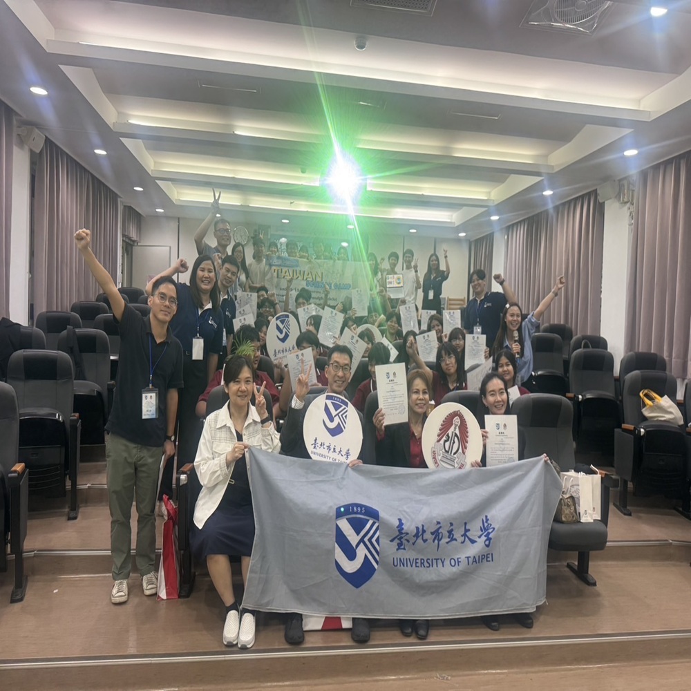 S__31227927.jpg 系上多元實作與學生親自導覽,讓國際學生親身體驗自然科學的樂趣。